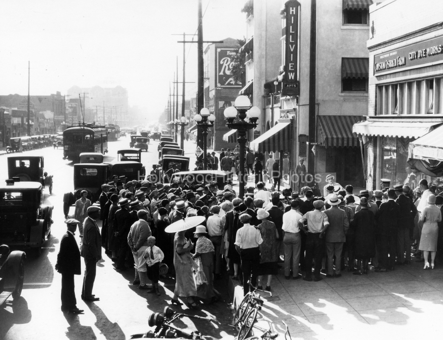Harold Lloyd 1925 For Pete Sake Hillview Apts. Hollywood wm.jpg